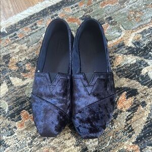 TOMS - women’s blue velvet size 8
